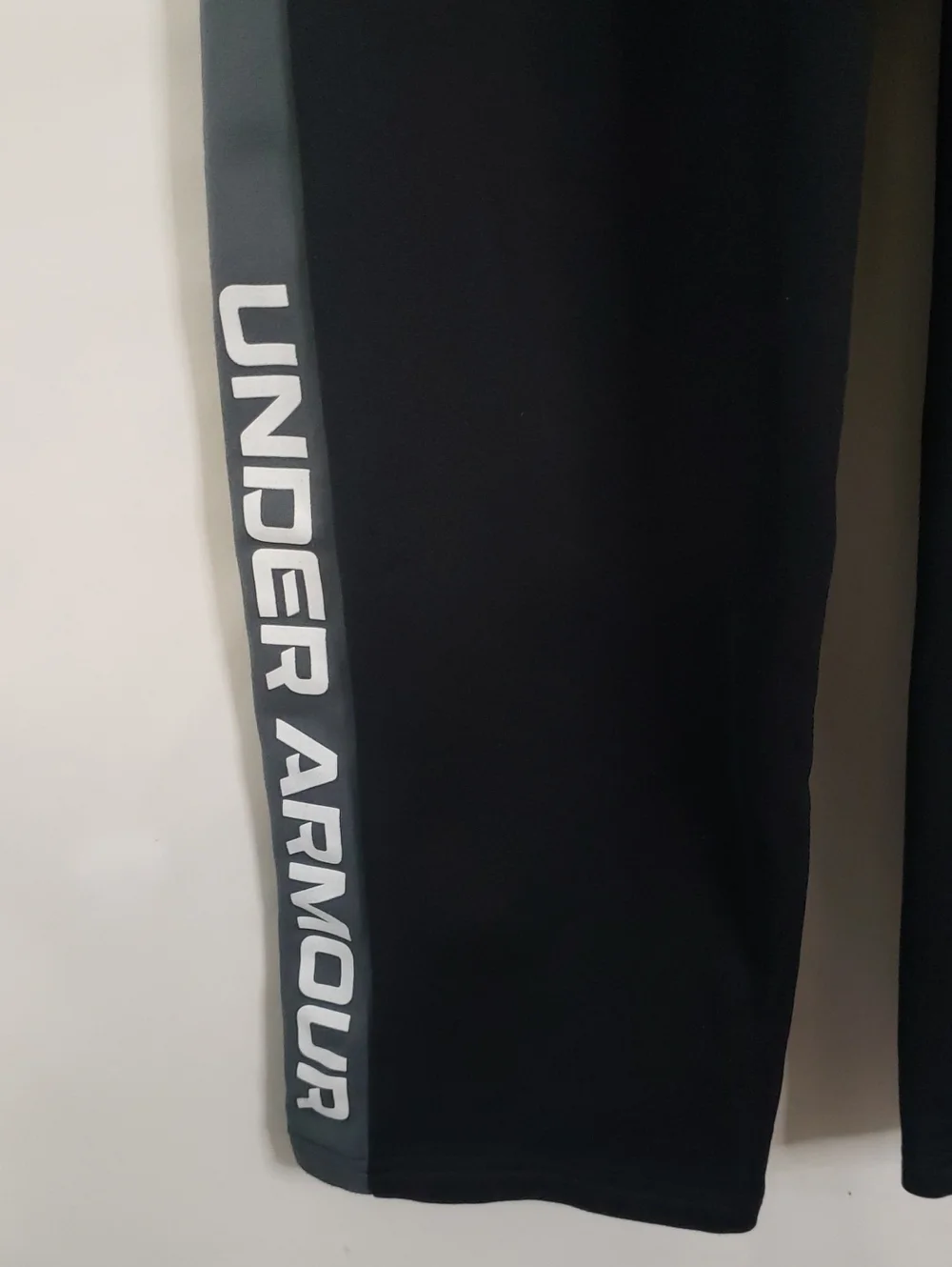 Under Armour NWOT Youth Black Joggers with Gray Side Panels and Logo